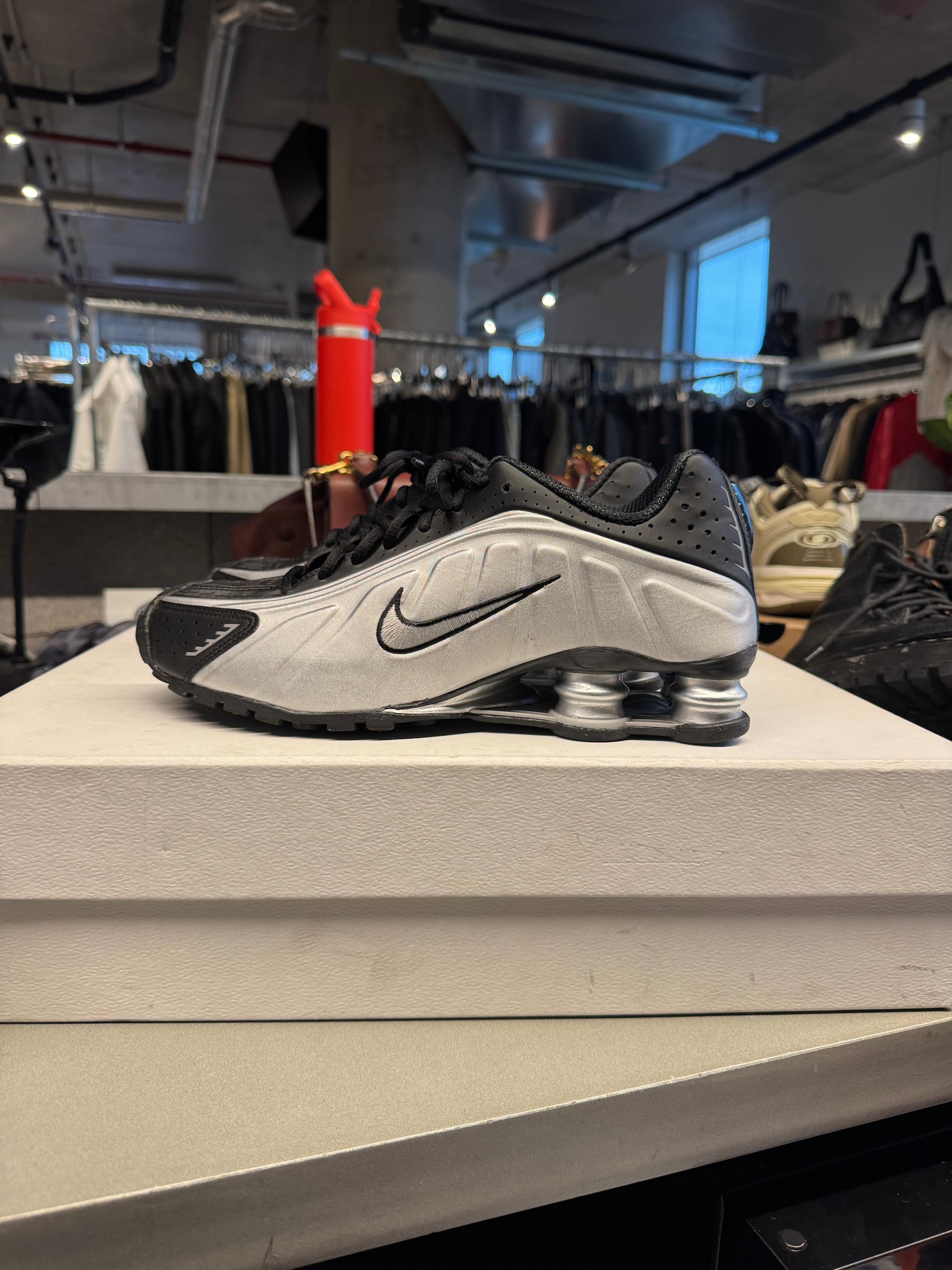 Nike Shox R4 Sneakers Metallic Silver/Black (Size US8/UK7)