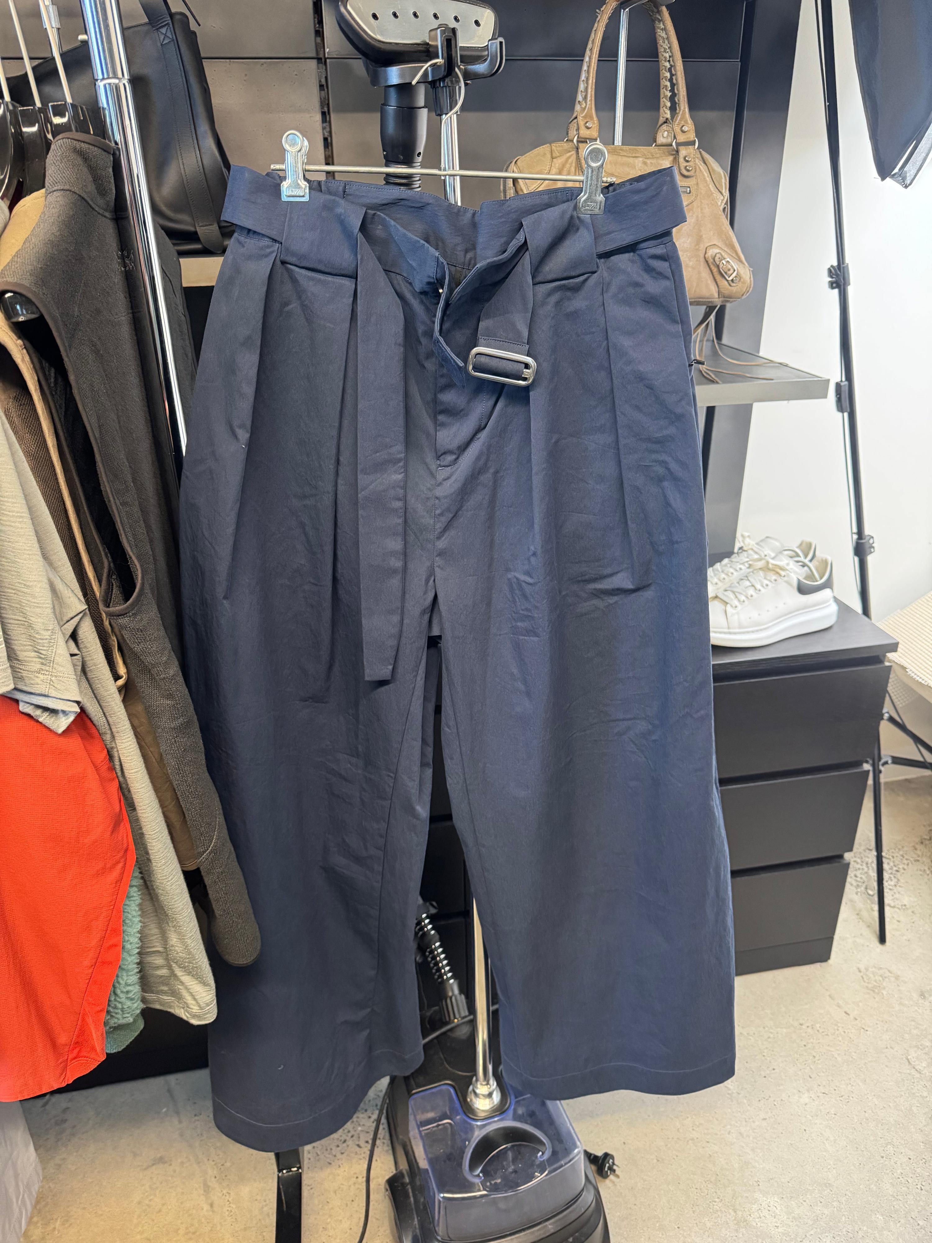 Common Divisor Pleated Belted Pants Navy (Size S)