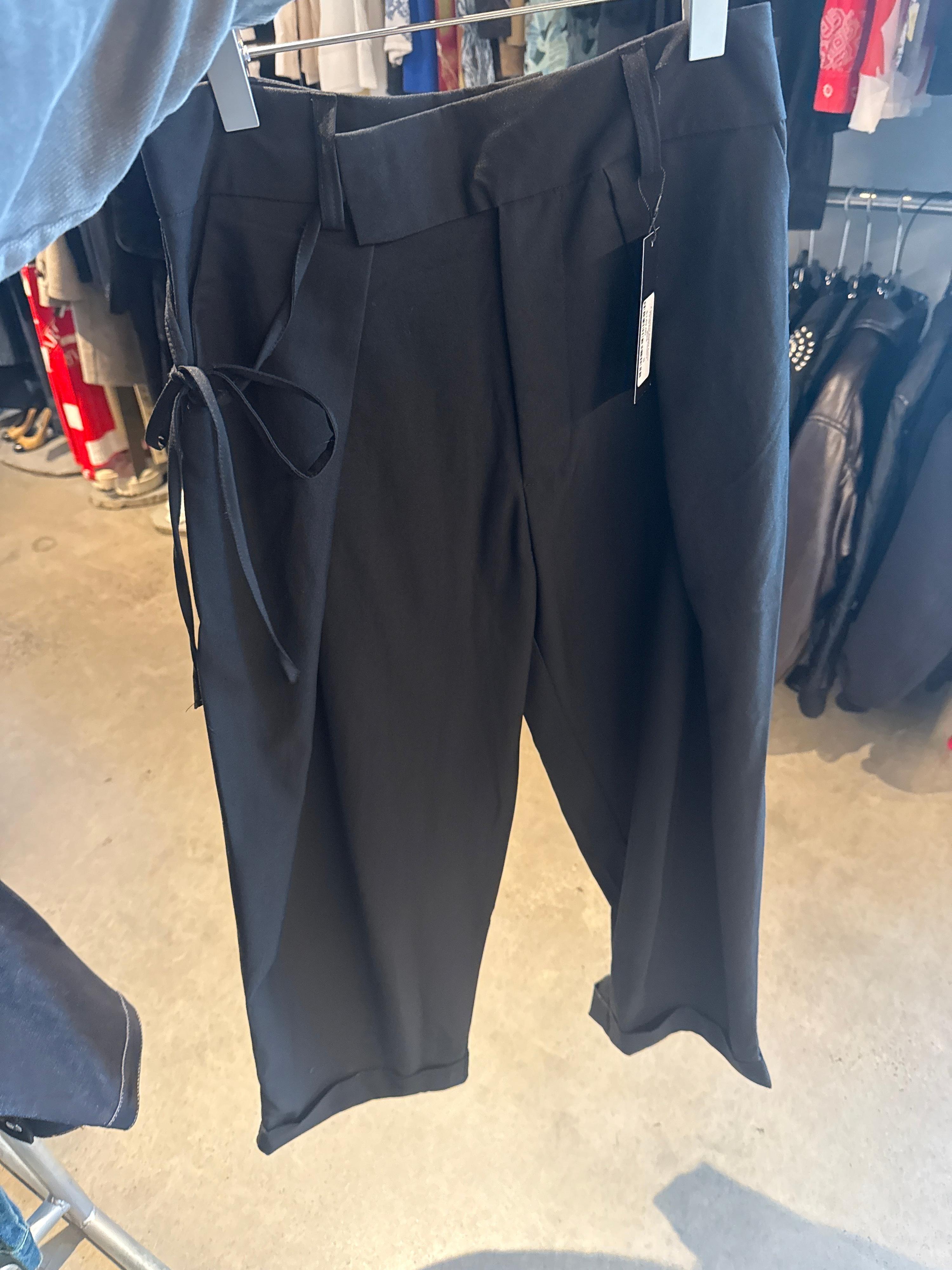 A Glimpse Of Beauty Author Tie-Up Pleated Trousers Black - S