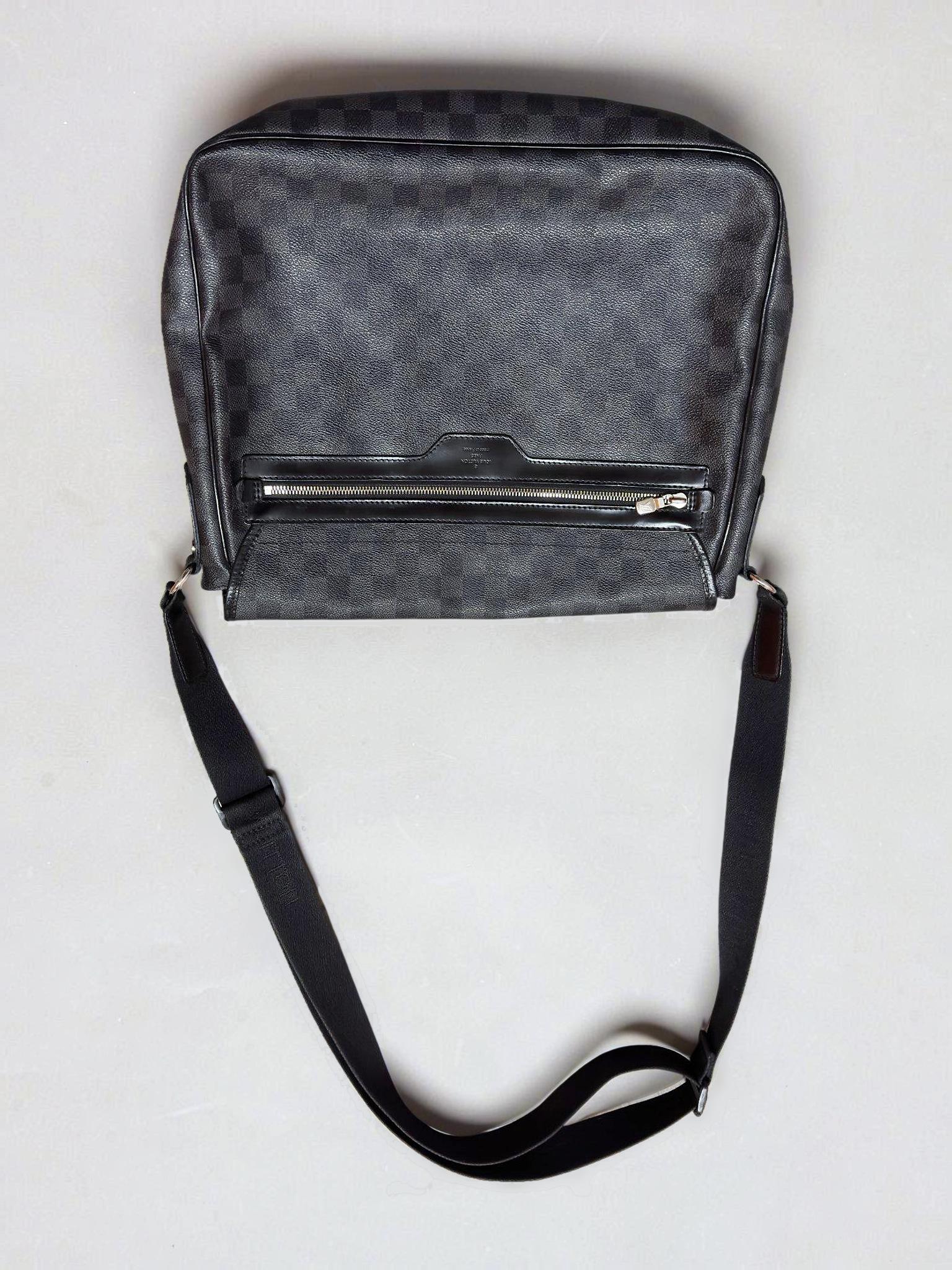 Louis Vuitton Damier Graphite Messenger Bag thumbnail 2