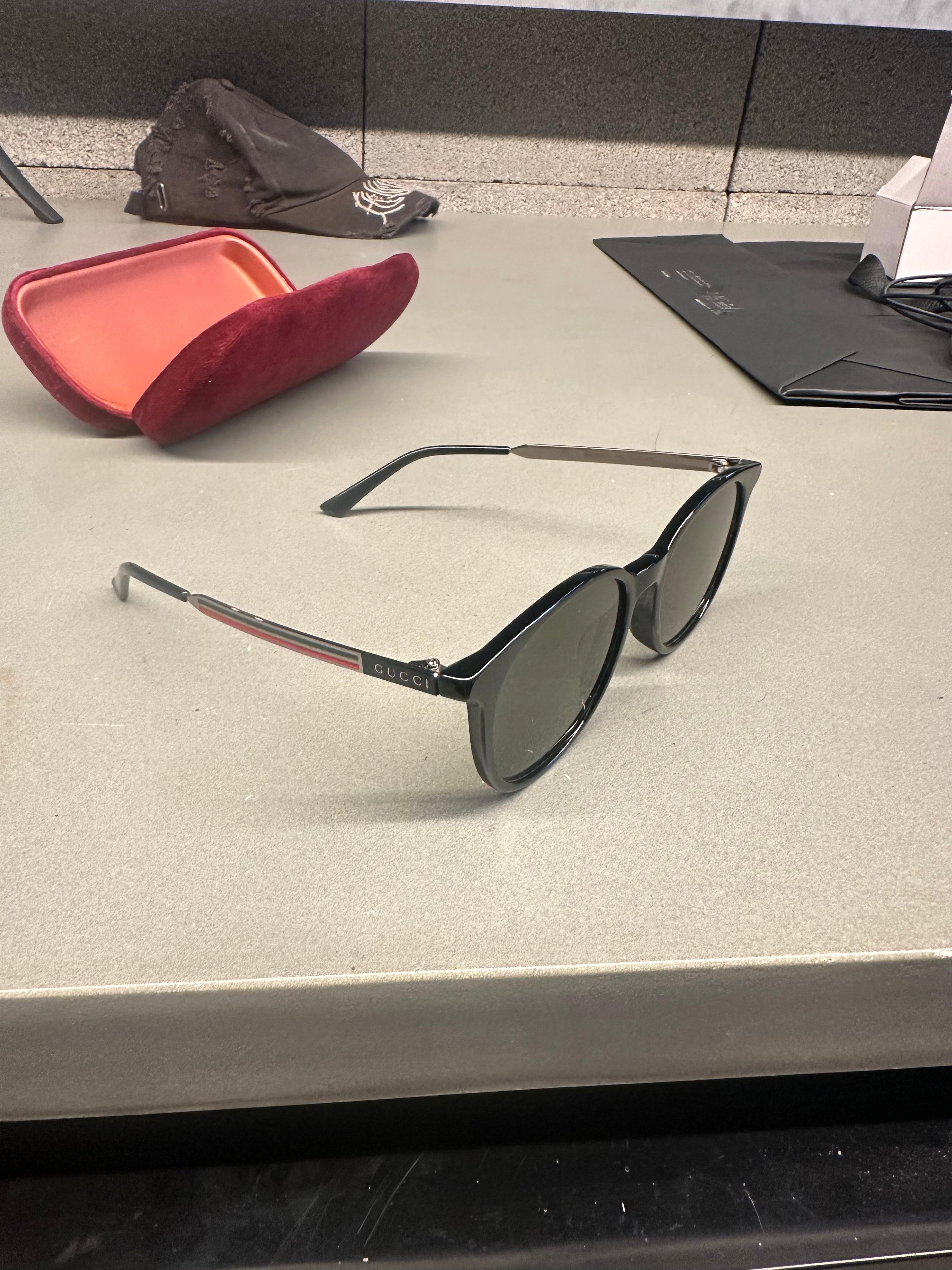 Gucci Round Frame Sunglasses Black
