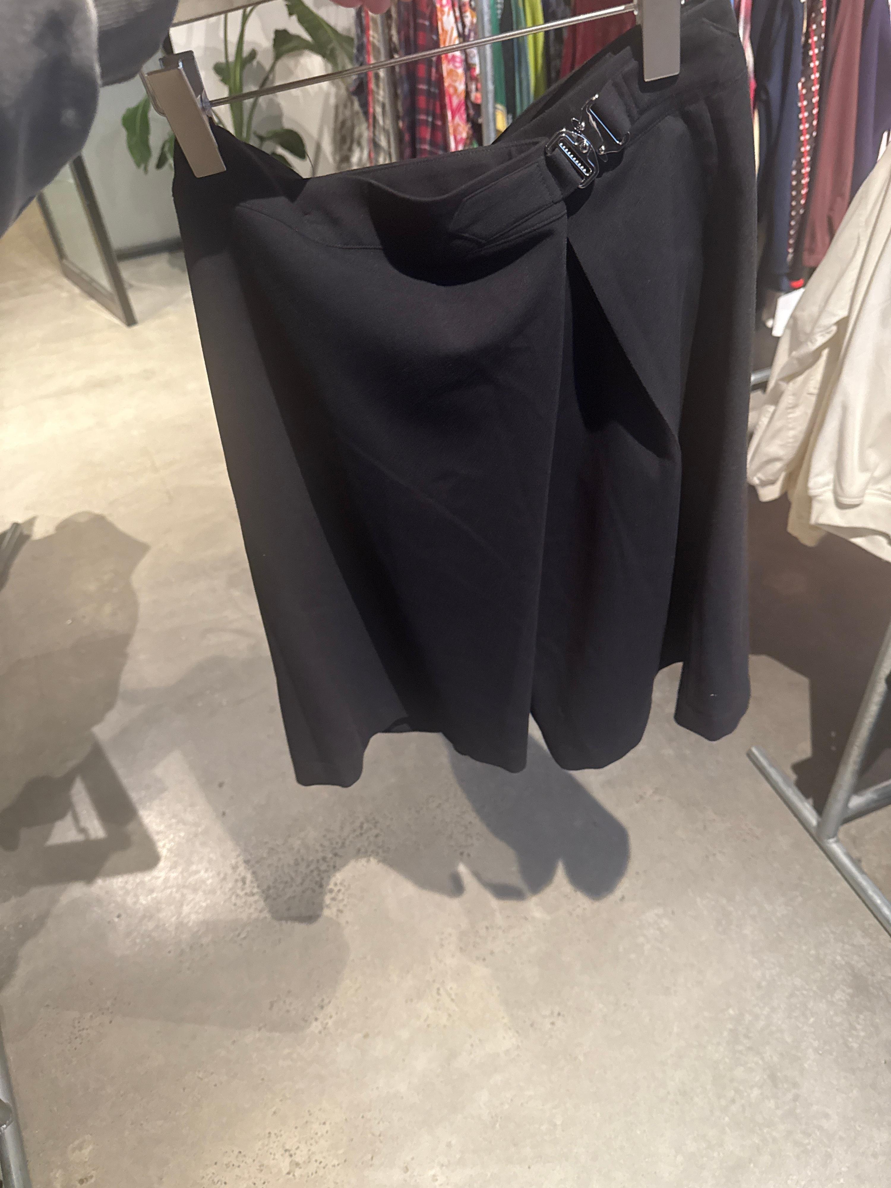 23sptmbr Buckle Belt Shorts Black