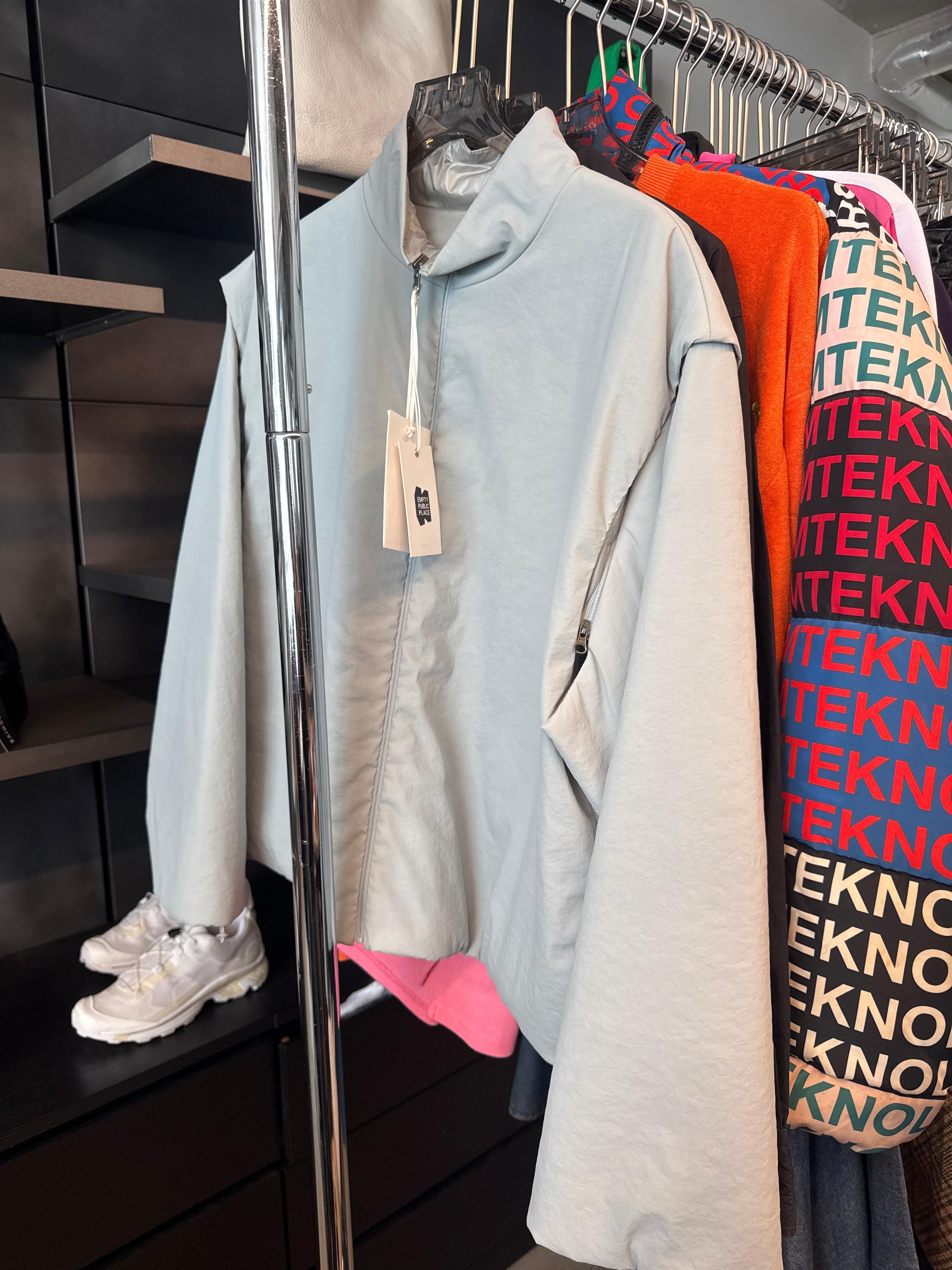 Amomento Reversible Sleeve-Detachable Insulated Jacket Light Blue (Size L)